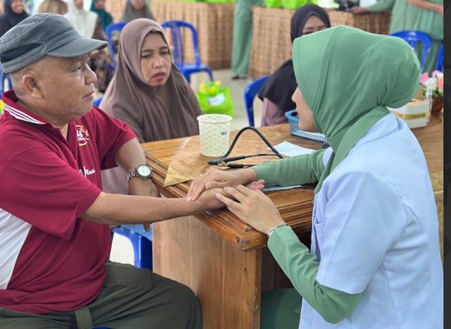 Sambut HUT Ke-76 Yonif 621/Manuntung, Persit dan Prajurit di HST Berbagi Kebahagiaan Lewat Bakti Sosial