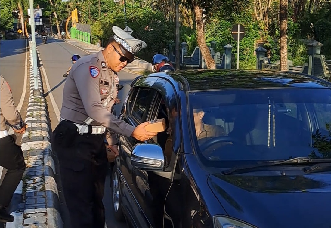 Satuan Lantas Polres Tanah Laut Bagikan Camilan dan Edukasi Keselamatan di Lima Bundaran Pelaihari