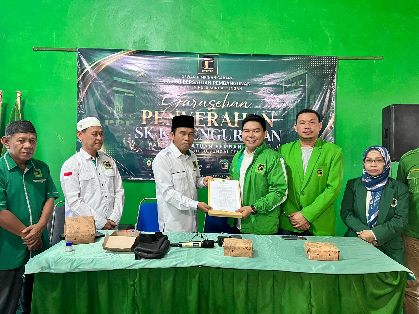 enyerahkan Surat Keputusan (SK) DPP PPP