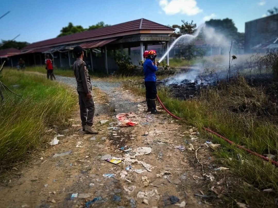 Damkar Tanah Laut Gerak Cepat Padamkan Kebakaran Lahan yang Nyaris Hanguskan Permukiman Warga Takisung