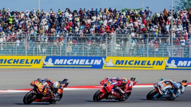 Mandalika Kembali Jadi Panggung MotoGP 2026, Petugas Lintasan Menggunakan SDM Lokal