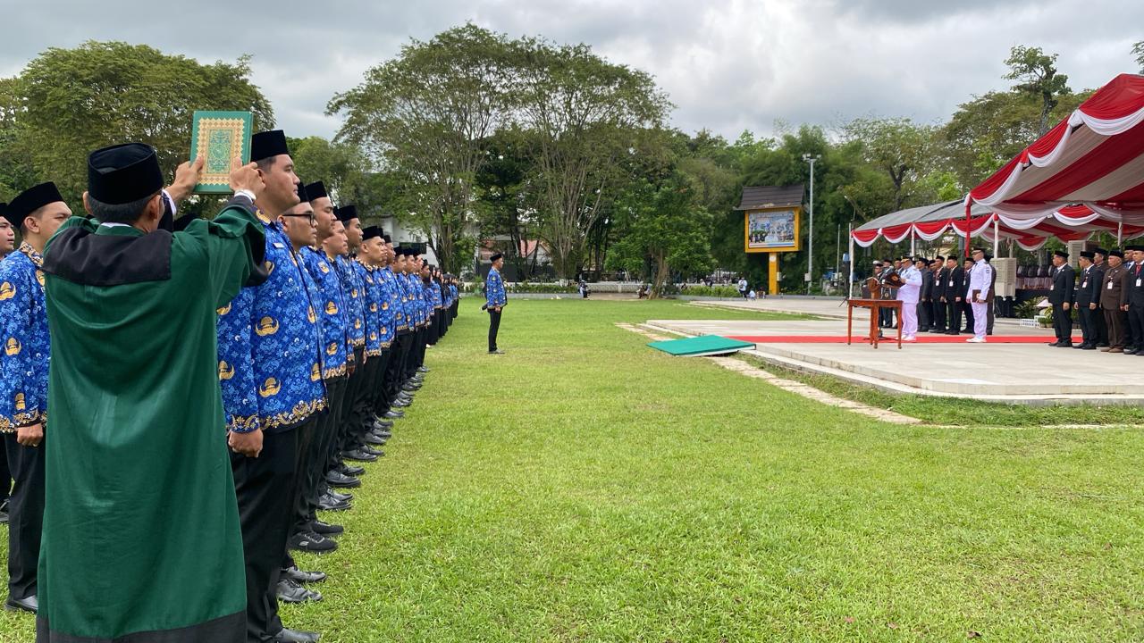 melantik dan mengambil sumpah janji 124 CPNS