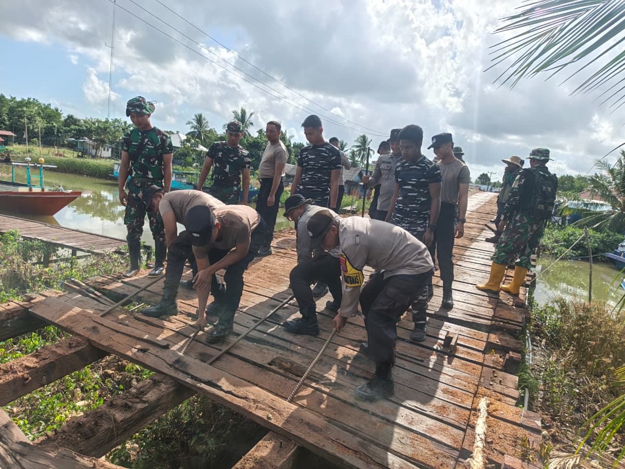 Polres Tanah Laut Terjunkan Personel Gabungan Amankan Pembangunan Jembatan di Desa Tabanio