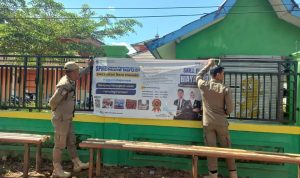 penertibkan puluhan spanduk