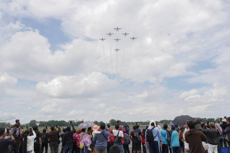 Gubernur Kalsel Saksikan Pesawat Jupiter Aerobatic Team Hiasi Langit Banjarbaru