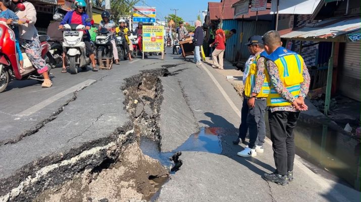 Dinas PUPR Kalsel Tutup Lokasi Jalan Ambles di Sungai Lulut Banjarmasin Selama 3 Minggu