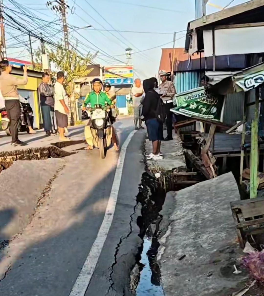Tiga Bangunan Terdampak Akibat Jalan Ambles di Sungai Lulut Banjarmasin