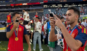 Bek timnas Spanyol, Eric García, menggunakan Honor Robot Phone