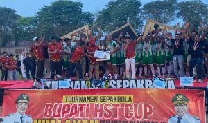 Bhaskara X Arvhuz FC menerima trofi juara Bupati HST Cup 2026