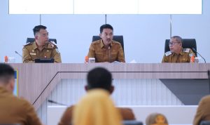 Bupati Banjar, H Saidi Mansyur pada Rapat Koordinasi Mingguan