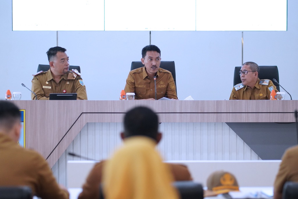 Bupati Banjar, H Saidi Mansyur pada Rapat Koordinasi Mingguan