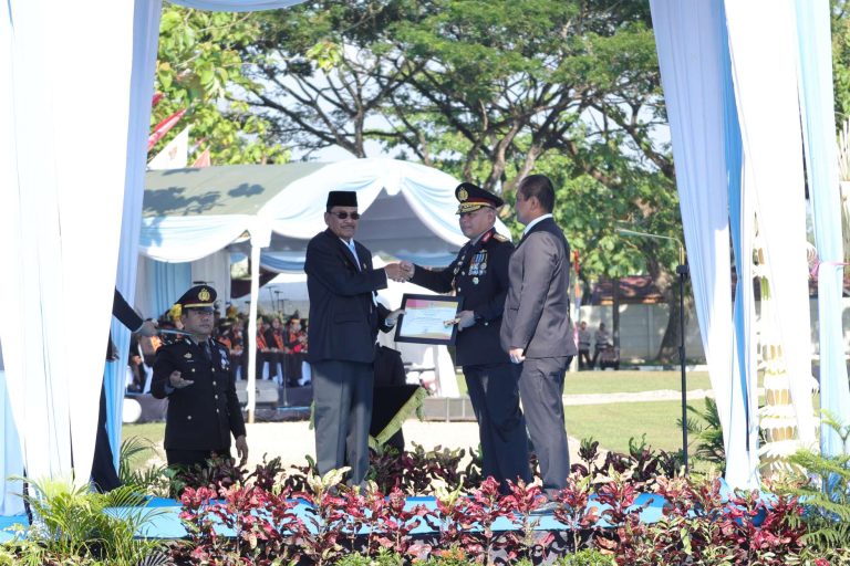 Kapolda dan Ditresnarkoba Polda Kalsel Dapat Penghargaan dari DPRD Kalimantan Selatan di Hari Bhayangkara ke-80