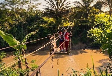 10 Tahun Pelajar Santan Ulu Kukar Seberangi Habitat Buaya Gunakan Jembatan Gantung