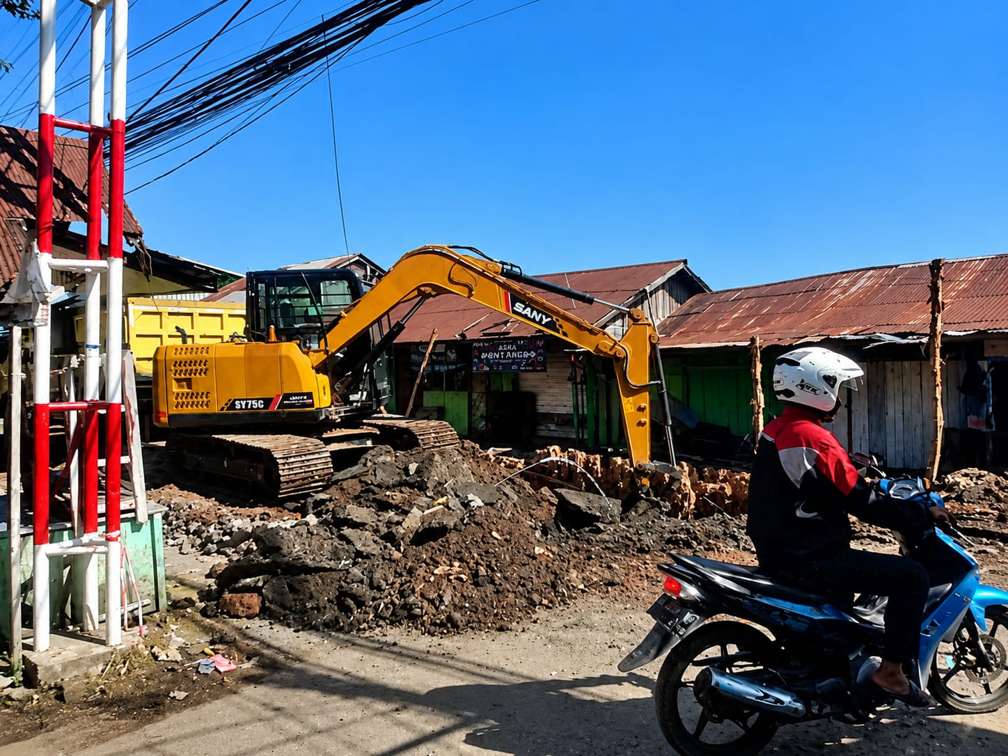 Truk Angkut Aspal Kupasan Jalan Veteran Banjarmasin yang Ambles, Ekskavator Tancapkan Galam Siring