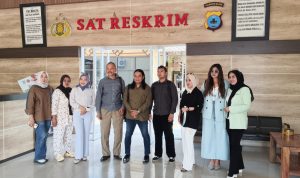 Grup arisan yang dikomandoi Influencer Via Sitorus saat mendatangi Polres Banjar