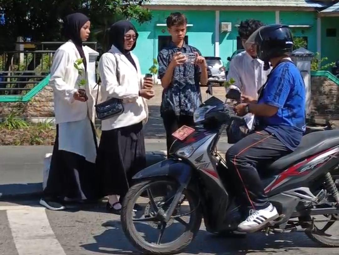 Gelar Aksi Simpatik, Pelajar Islam Kalimantan Selatan Bagikan Bibit Pohon Penghijauan ke Pengguna Jalan