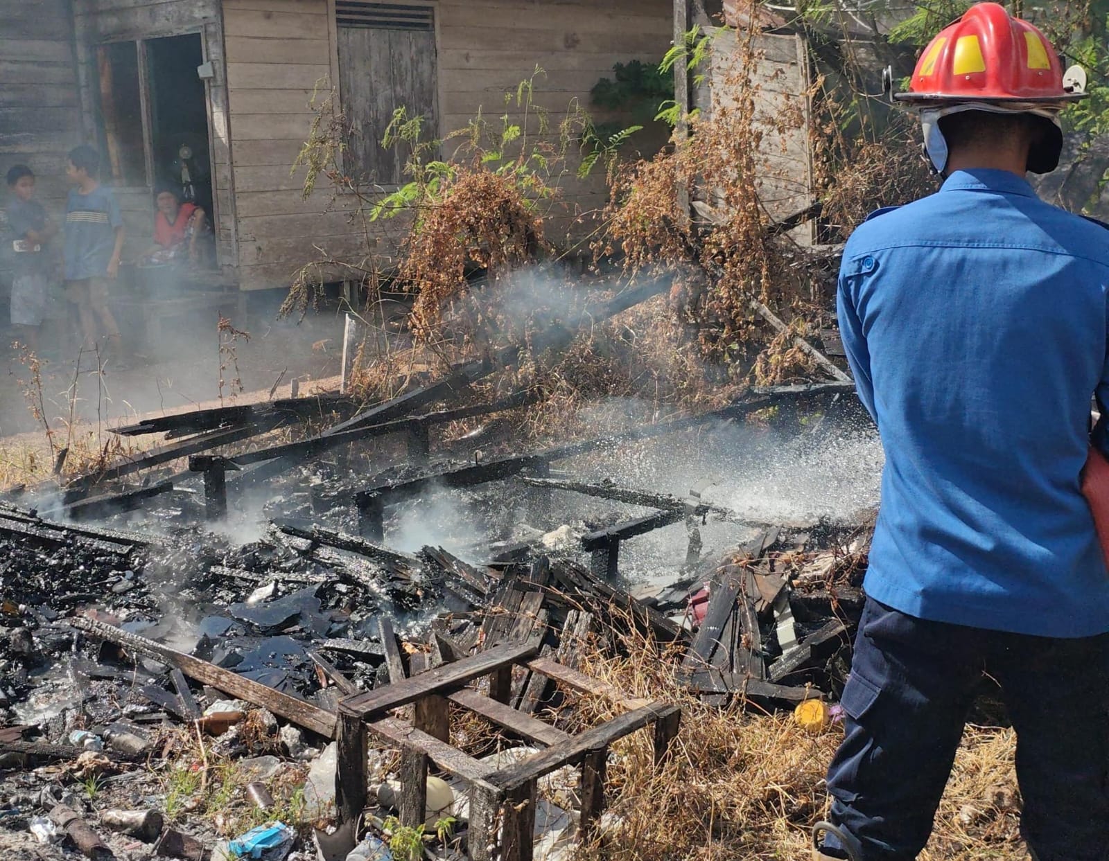 Lalai Bakar Sampah Saat Cuaca Panas, Rumah Kosong di Desa Ranggang Tanah Laut Luluh Lantak