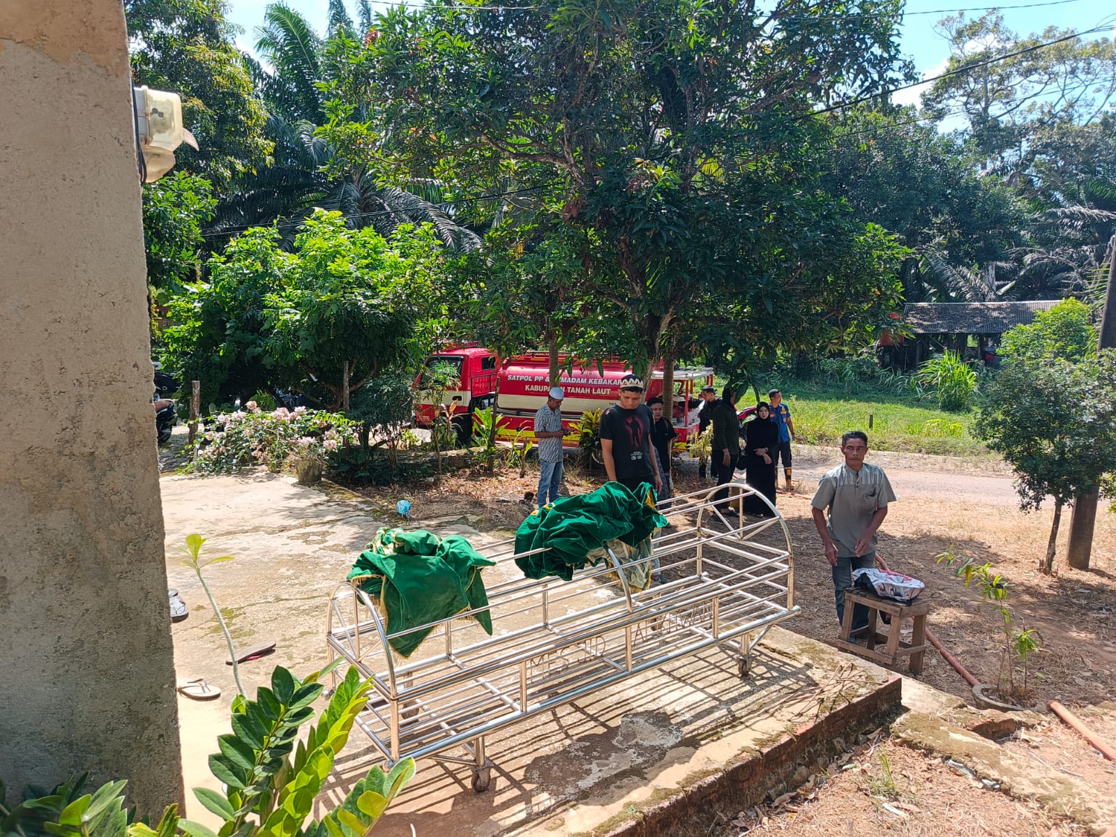 Krisis Air Bersih di Desa Telaga Tanah Laut, Damkar Pasok Tandon untuk Prosesi Mandikan Jenazah