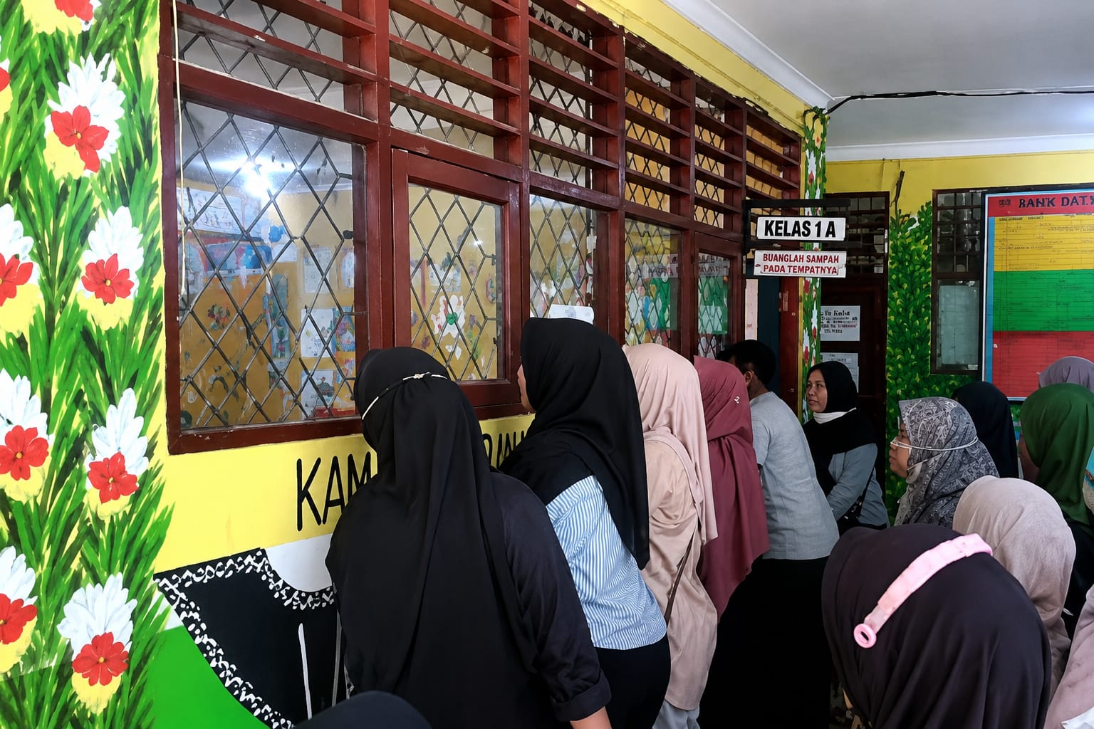 SDN Kebun Bunga 1 Banjarmasin Tampung Murid Baru di Ruang Guru pada Hari Pertama Sekolah