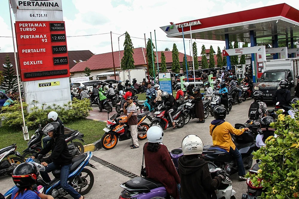 Pengendara Antre Pertalite Berjam-jam di Pangkalan Bun Kalteng, Pertamina Bilang Jangan Panik