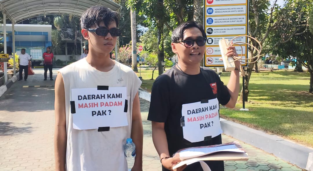 Dua Pemuda Jalan Kaki 2 km Sambil Bawa Stop Kontak ke Kantor PLN, Sindir Pemadaman Listrik