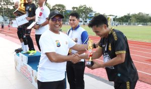 Kapolres Tanah Laut menyerahkan piala kepada juara
