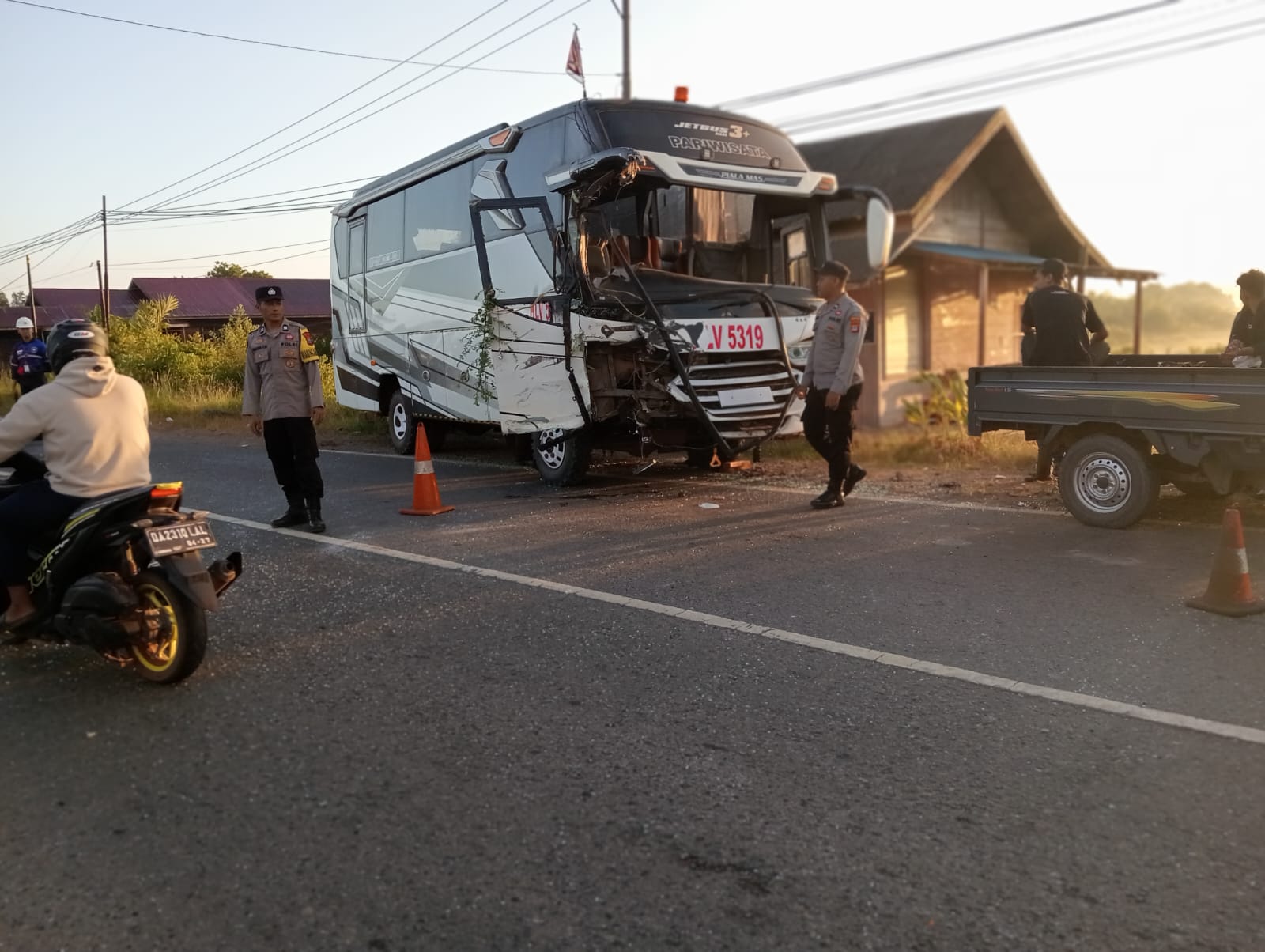 Polisi Ungkap Kronologi Tabrakan Bus Tambang Kontra Elf di Asam-Asam Tanah Laut, Oleng ke Kanan Jalur Menikung