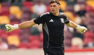 Kiper Aston Villa, Emiliano Martinez, tengah diincar Juventus.--instagram @avfcofficial