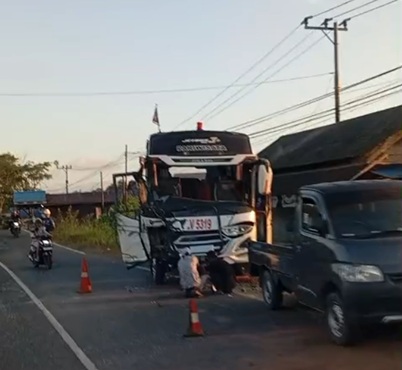 Bus Tambang dan Minibus Pariwisata Adu Banteng di Tanah Laut, Polsek Jorong Lakukan Penyelidikan