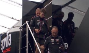 Marco Bezzecchi, terlihat Keluar dari mobil Aprilia racing