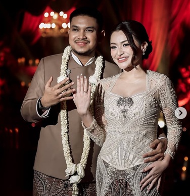 Resepsi Berkonsep Internasional, Vicky Shu dan Adiezty Fersa Ungkap Isi Suvenir Pernikahan Nathalie Holscher dan Aripat