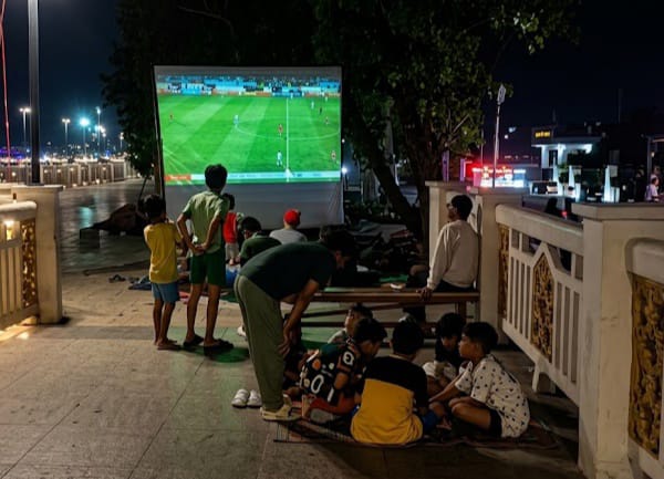 Timnas Indonesia Vs Kamboja di Piala AFF 2026, Warga Nobar di Siring Depan Rumah Wali Kota Banjarmasin
