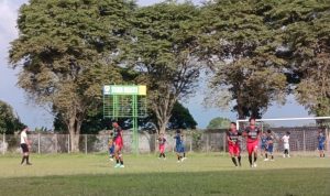 Pemain Buluan FC-A vs FC Mantuyan berebut bola