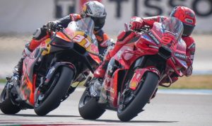 Pembalap MotoGP, Pedro Acosta bersaing dengan Marc Marquez