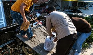 Penghuni rumah yang runtuh menyelamatkan barang