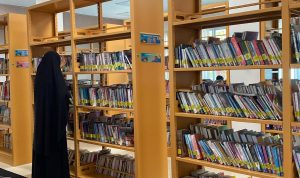 Pengunjung sedang memilih koleksi buku di Perpusda HST