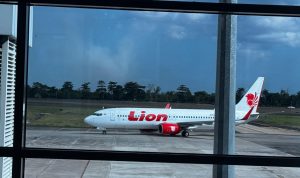 Pesawat bersiap lepas landas di Bandara Internasional Syamsudin Noor