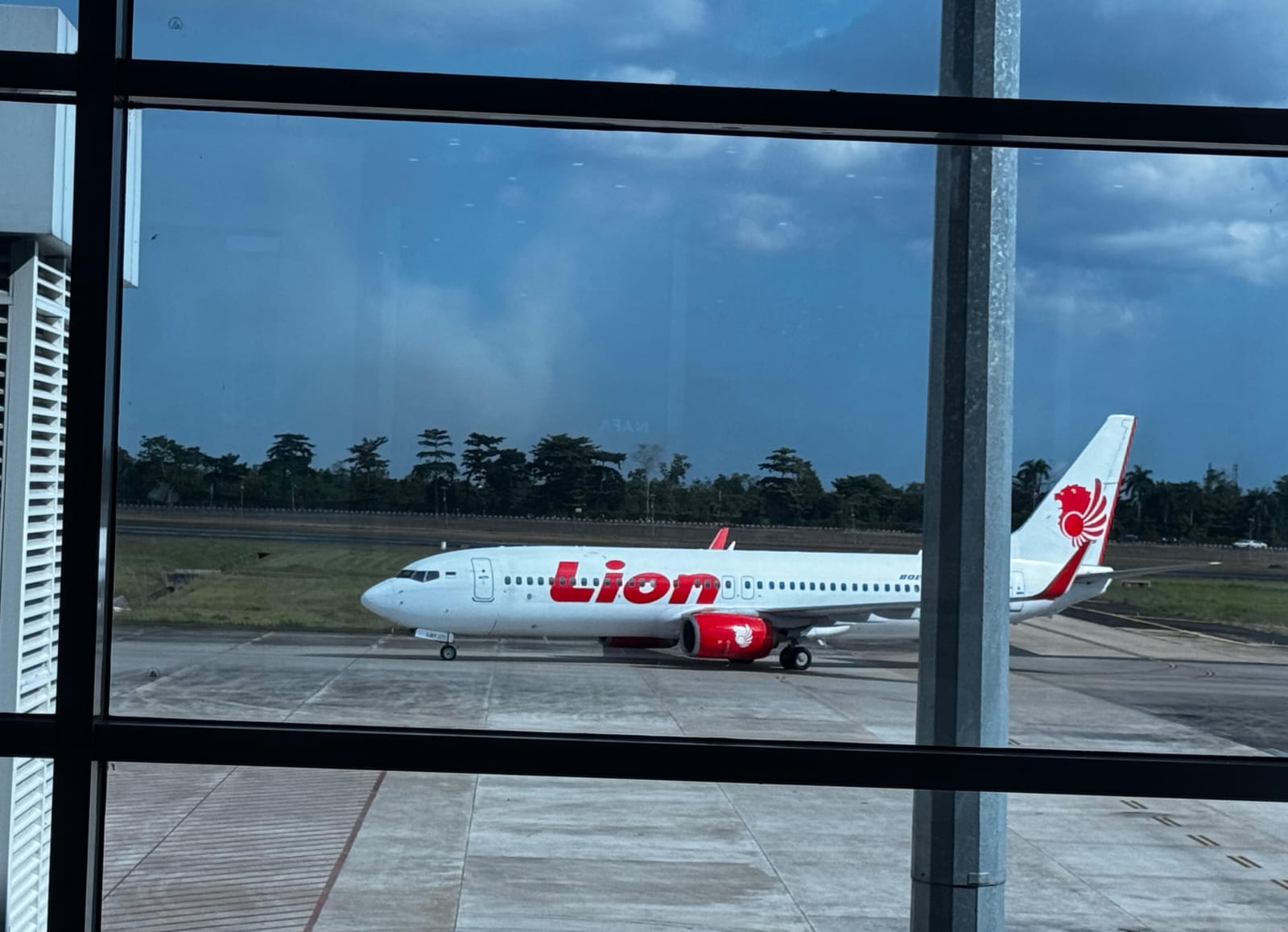 Pesawat bersiap lepas landas di Bandara Internasional Syamsudin Noor