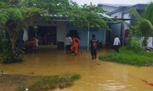 Petugas BPBD Nunukan membantu warga Sebatik