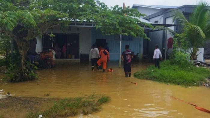 Petugas BPBD Nunukan membantu warga Sebatik
