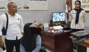 Petugas memeriksa NA, pengunjung Lapas Kotim