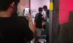 Proses evakuasi mayat di Gang Nila