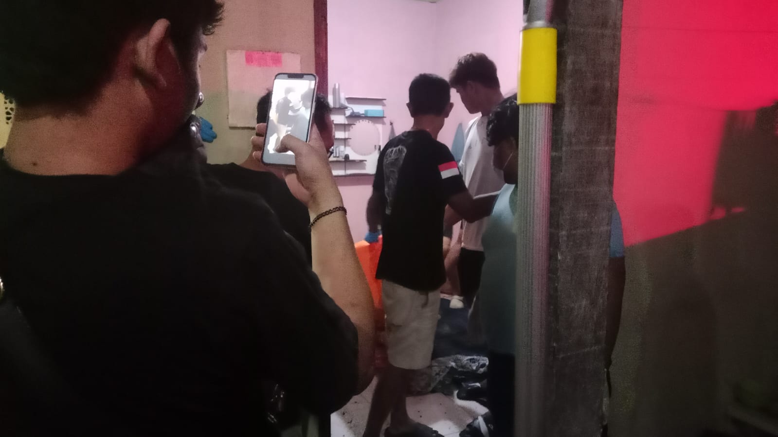 Proses evakuasi mayat di Gang Nila