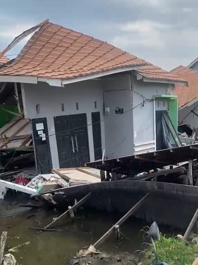 Rumah ambruk