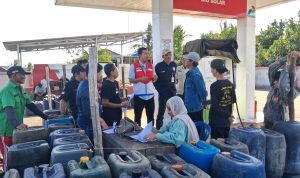 Tim Terpadu dan personel Satpol PP dan Damkar saat melakukan pemantauan ketat penyaluran BBM