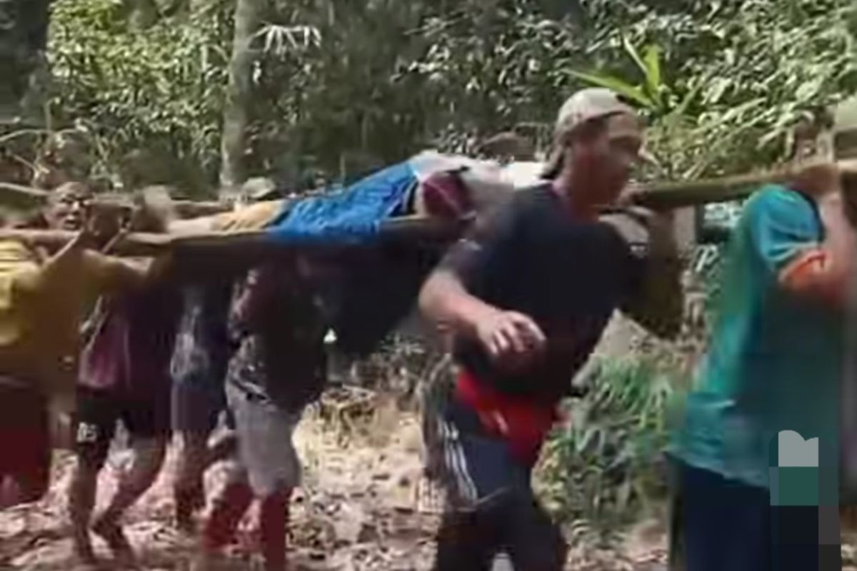 Harus Gotong Pasien ke Puskesmas karena Jalan Putus, Warga Krayaan Kaltara Ingin Lepas dari NKRI