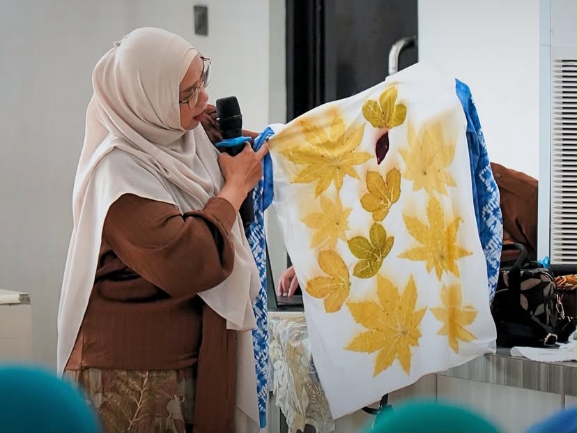 Siap Dorong Ekonomi Kreatif Keluarga, TP PKK HST Latih 100 Kader Membuat Ecoprint dan Ecopounding