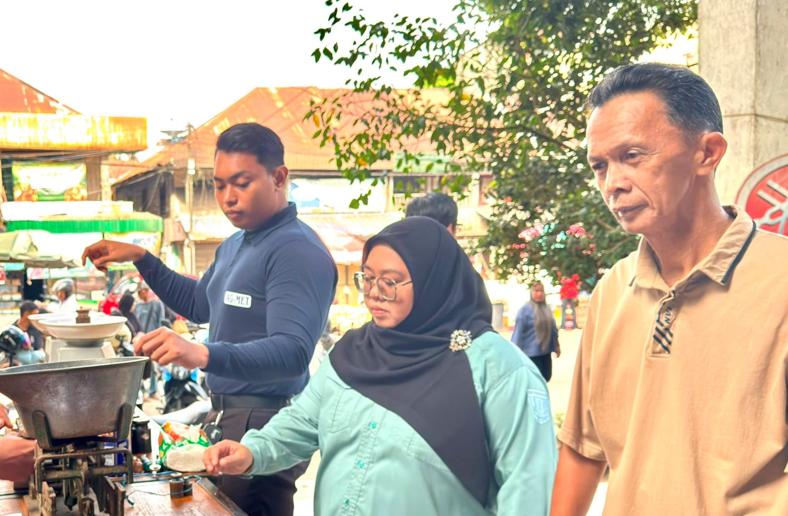 Jaga Akurasi Transaksi Perdagangan, Pemkab Tabalong Tera Ulang Timbangan di Pasar Tanjung