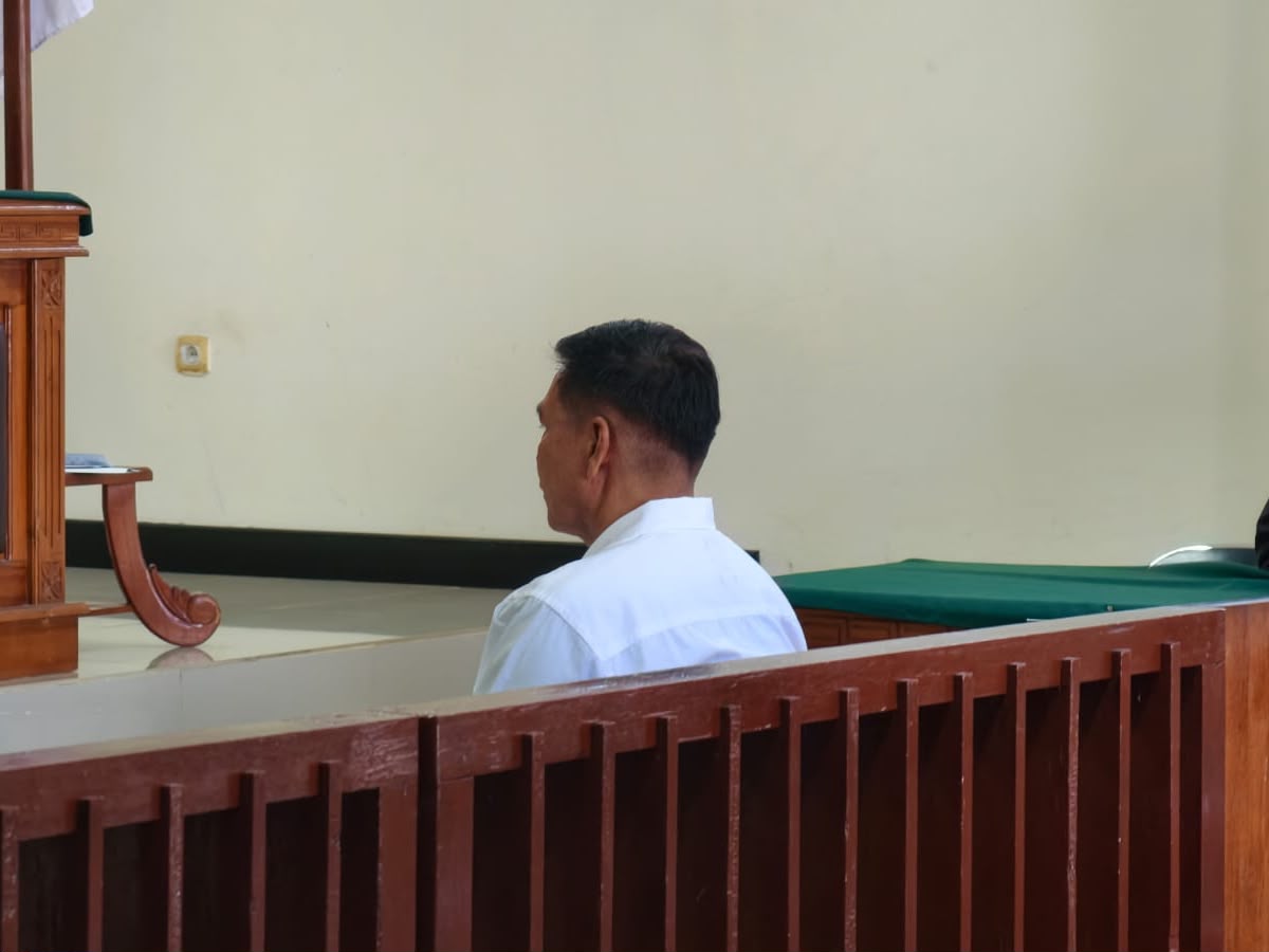 Diam Menatap Hakim, Eks Personel Polairud Polda Kalsel Mampung Divonis 8 Tahun 10 Bulan Penjara dalam Kasus Pencabulan Anak