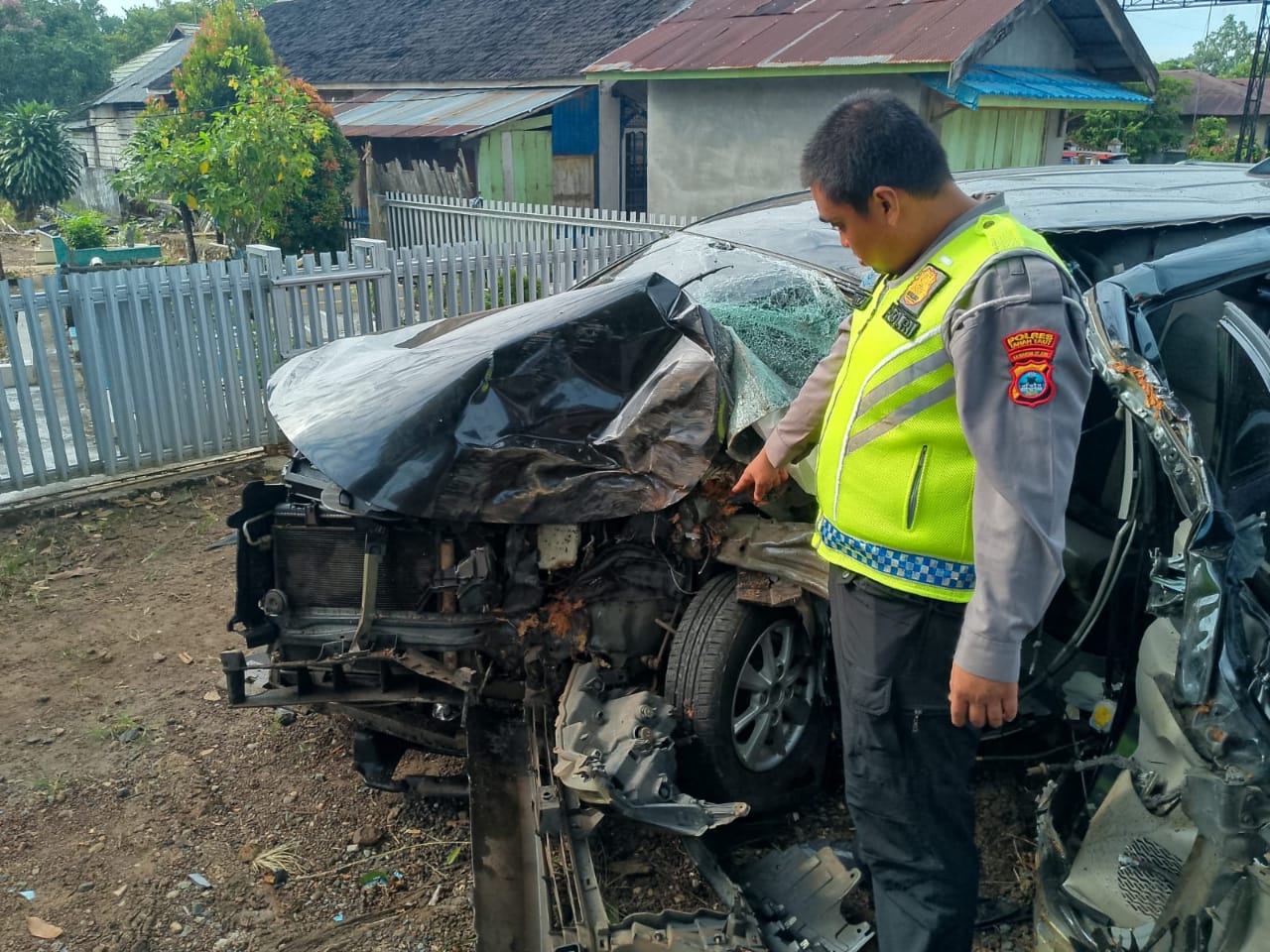 Sopir Mengantuk Tabrak Pohon di Gunung Raja Tanah Laut, Satu Penumpang Tewas, Enam Terluka